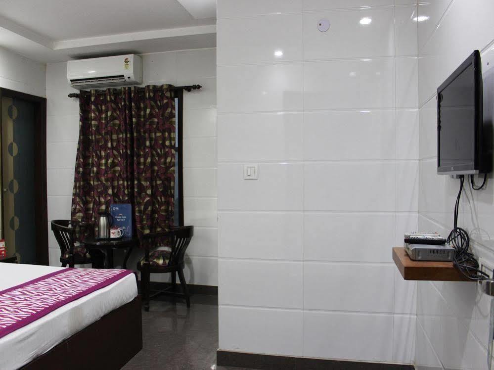 Oyo 2705 Hotel Preet Palace Új-Delhi Kültér fotó