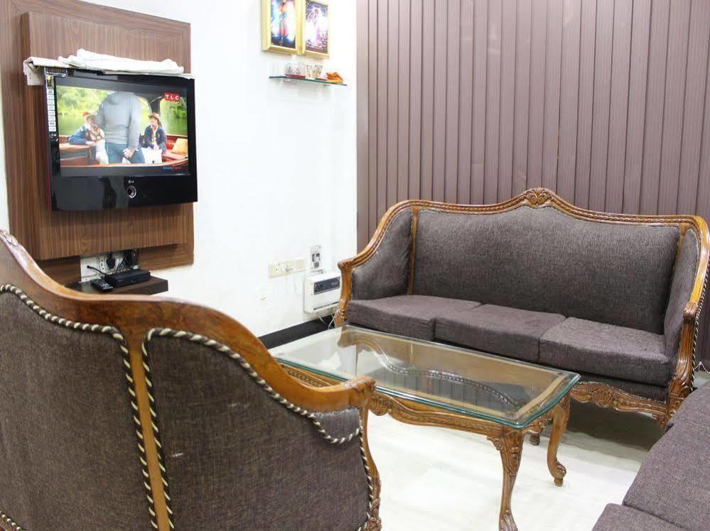 Oyo 2705 Hotel Preet Palace Új-Delhi Kültér fotó