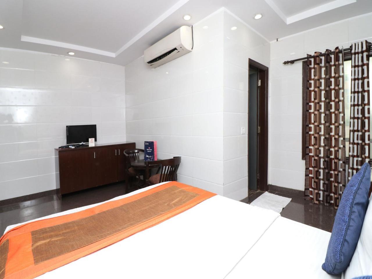 Oyo 2705 Hotel Preet Palace Új-Delhi Kültér fotó