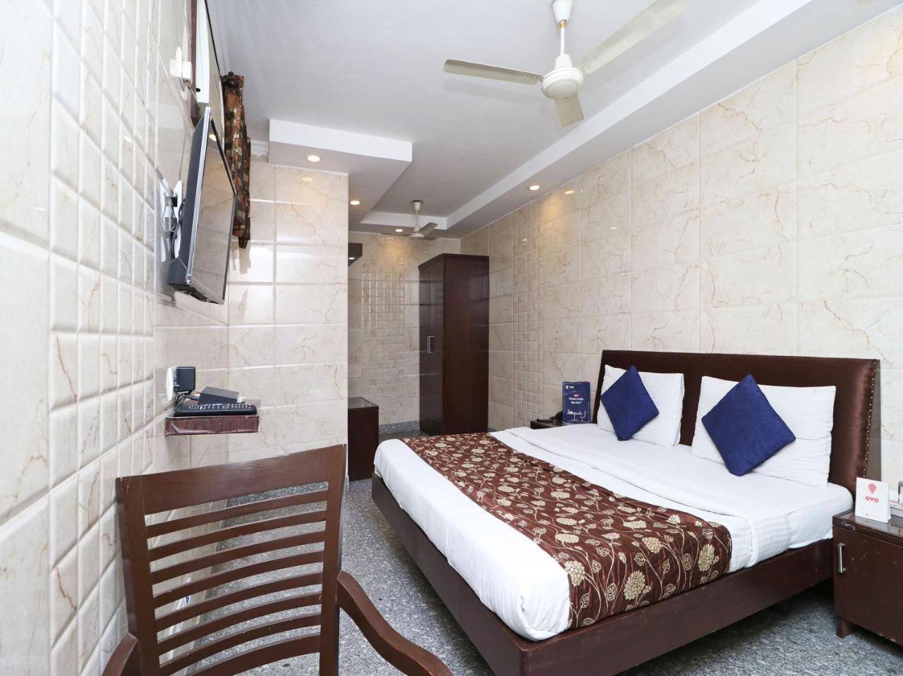 Oyo 2705 Hotel Preet Palace Új-Delhi Kültér fotó