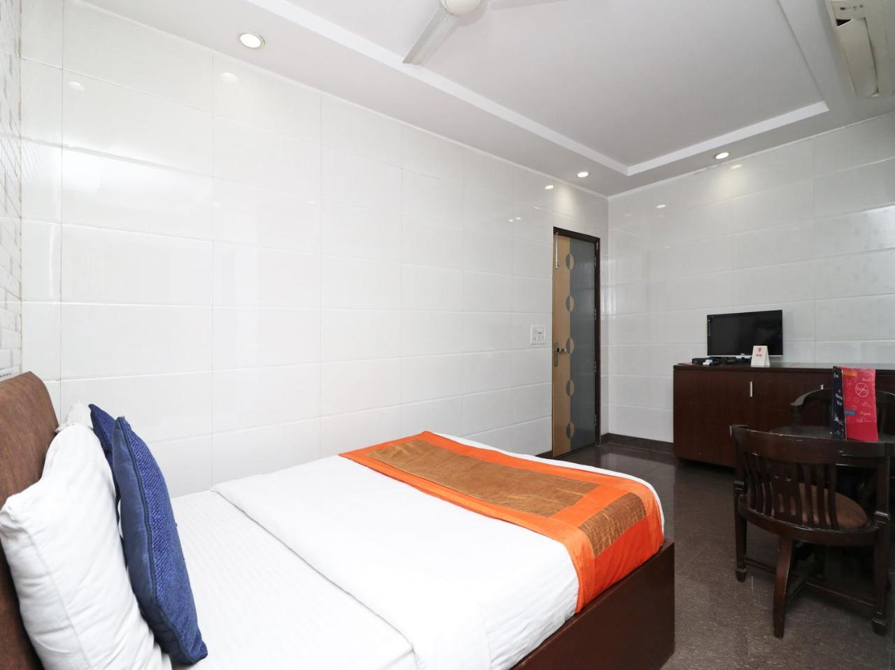Oyo 2705 Hotel Preet Palace Új-Delhi Kültér fotó